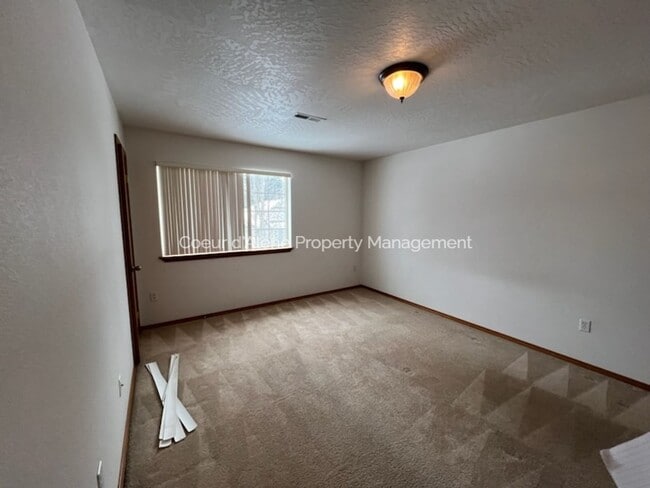 Building Photo - 2 bed, 1.5 bath townhouse