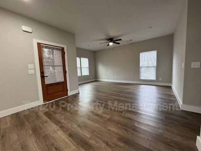 Building Photo - 1346 Ingersoll Dr