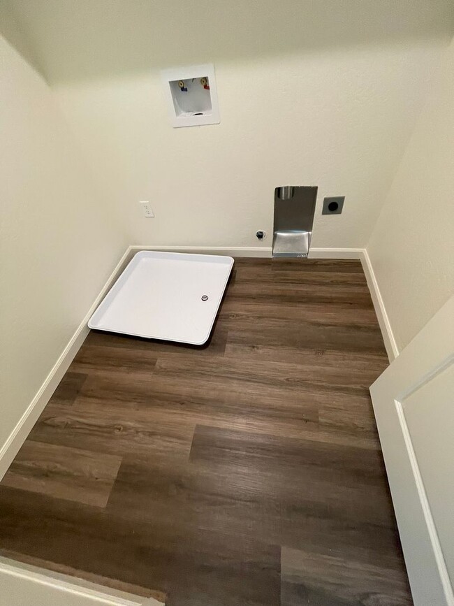 Building Photo - Beautiful New Home – Ready for Immediate M...
