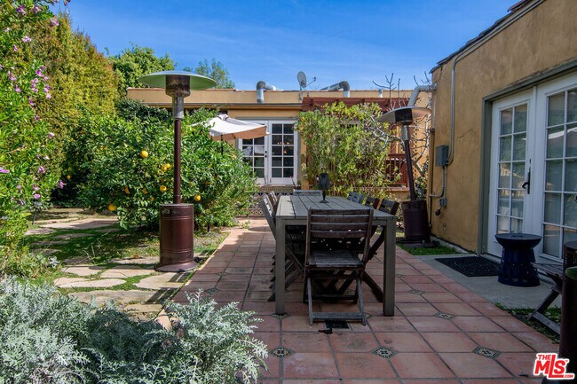 Building Photo - 543 N Las Palmas Ave