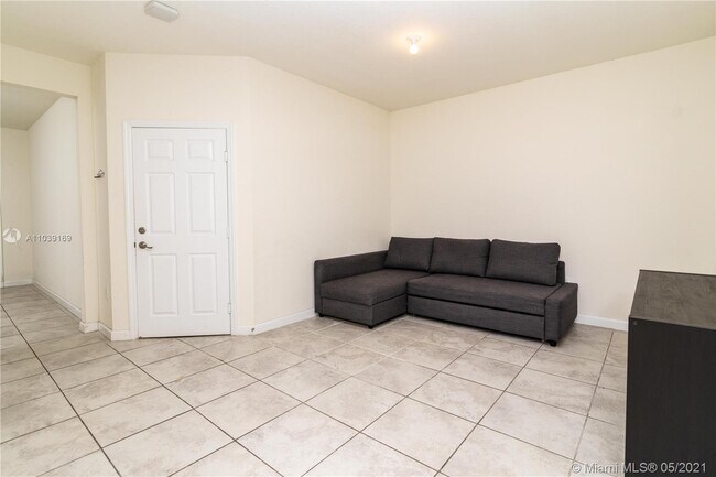 Building Photo - 3376 SE 1st St