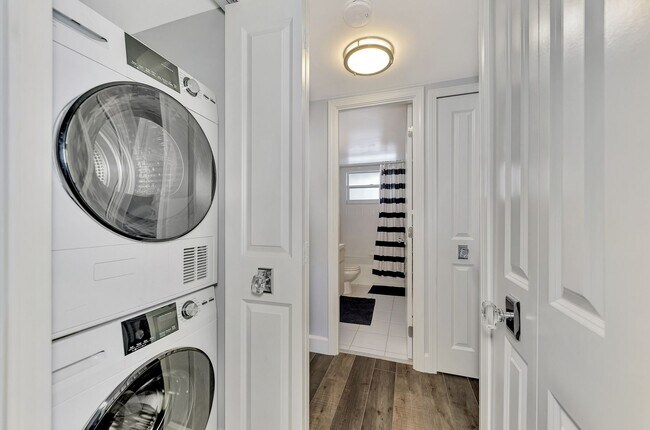 Building Photo - LUXURY LONGBOAT LIVING AT IT’S FINEST! AVA...