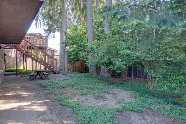 Building Photo - Remodeled Kent East Hill Split level