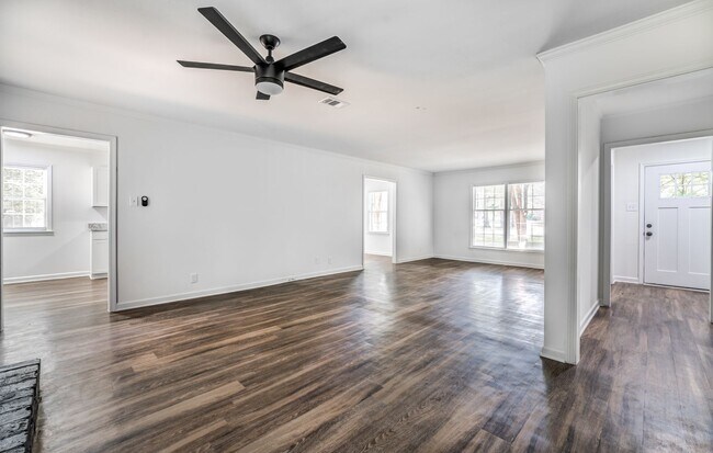 Building Photo - 4036 N Lake Forest Dr