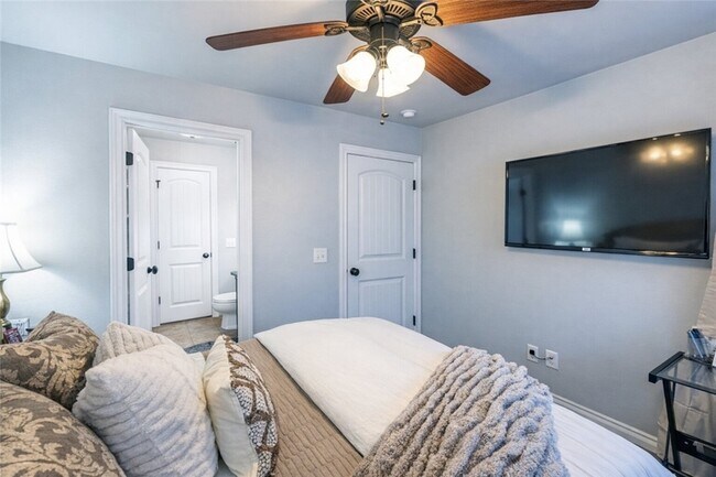 Building Photo - 1123 S Tottenham Ct