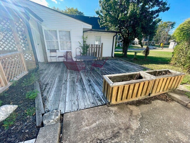 Building Photo - Very Unique 5 Bedroom Home on Large Lot