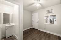 Building Photo - 946 Cherry St