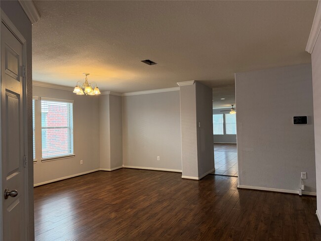 Building Photo - 8023 Clover Leaf Dr