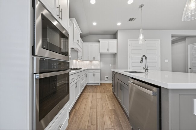 Building Photo - 15330 Legacy Pk Wy