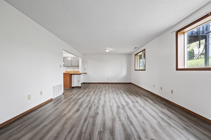 Building Photo - 740 Westwinds Dr