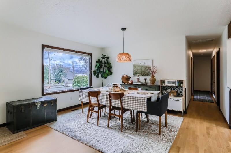 Building Photo - 6106 SE Riverside Dr