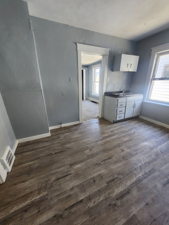 Building Photo - Lower 3 bedroom unit