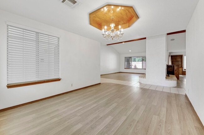 Building Photo - 2503 Brentwood Dr