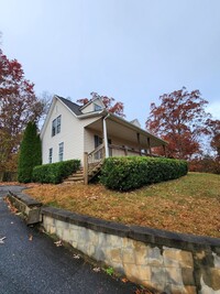 Building Photo - Asheville Rental!