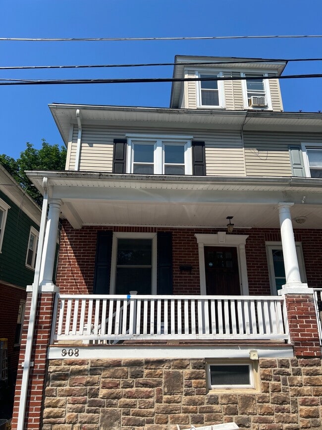 Building Photo - 908 Porter St
