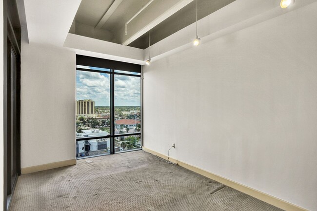 Building Photo - Live the Metropolitan Lifestyle
