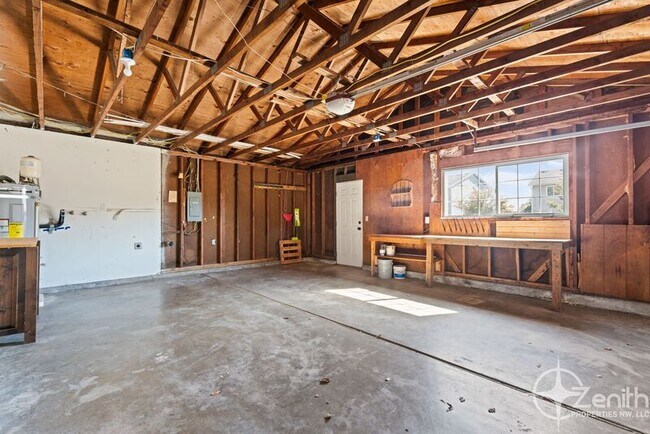 Building Photo - 8805 NE 90th Ave