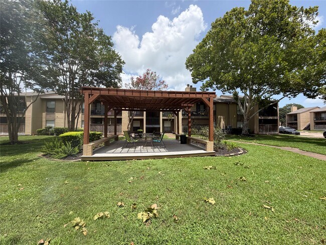 Building Photo - 3300 Pebblebrook Dr