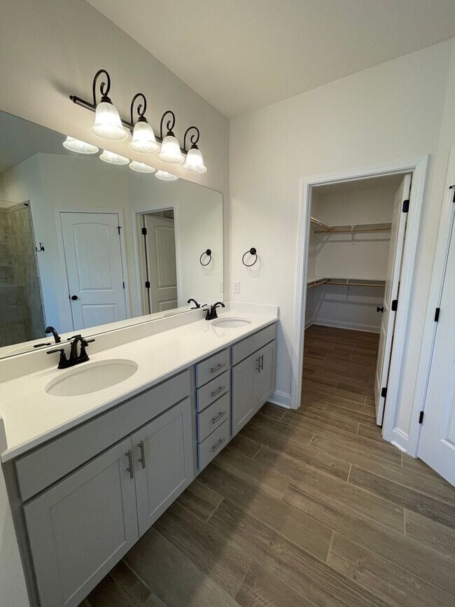 Building Photo - 3 Bedroom, 2 bathroom in Twin Beech Estate...