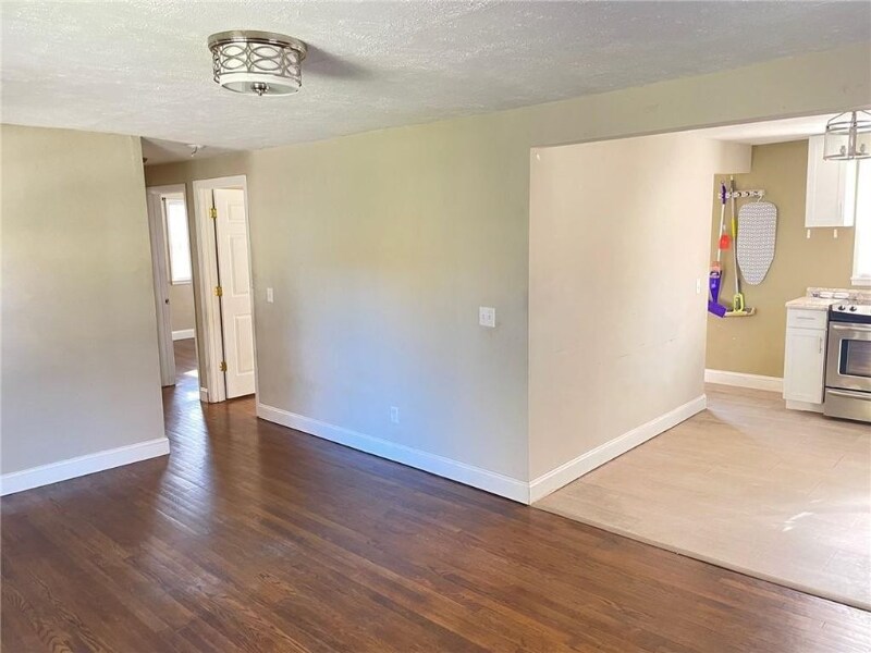 Building Photo - 2617 E 6th St