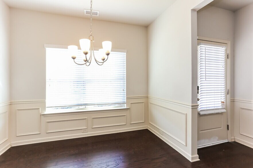 Building Photo - 313 Lara Ln