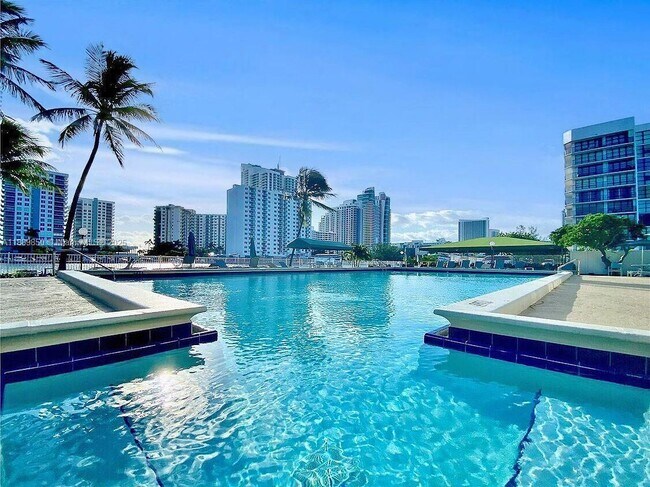 Building Photo - 1000 Parkview Dr