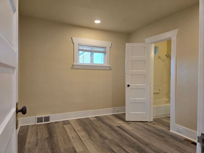 Building Photo - 2 Bedroom Duplex with Basement & 2-Car Garage