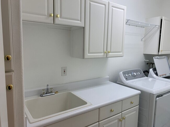 Building Photo - Lovely furnished Green Valley condo in Res...