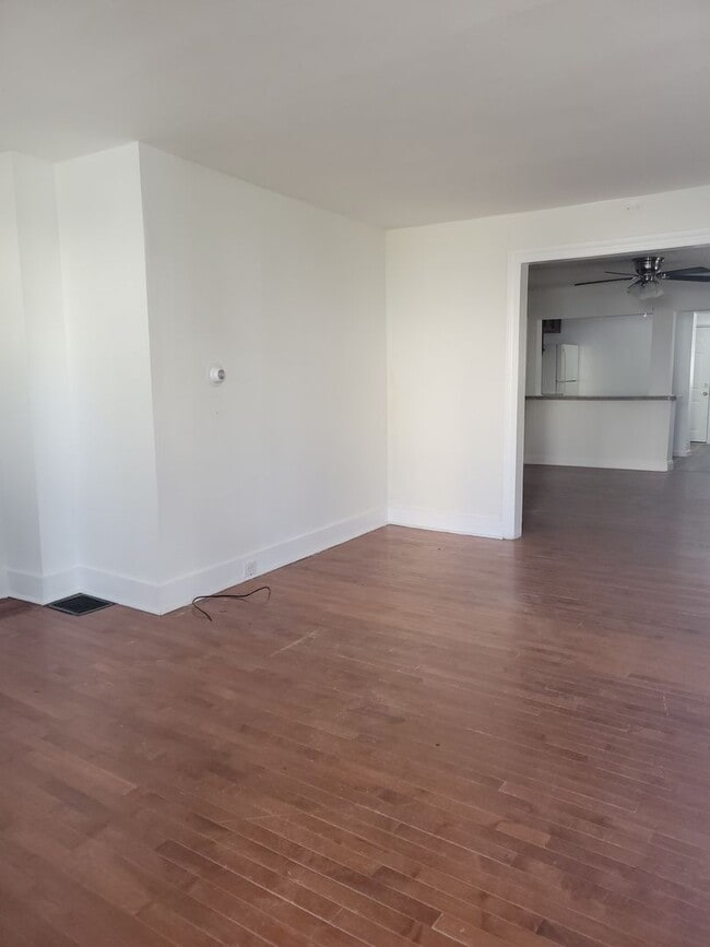 Building Photo - Spacious Twin - Torresdale