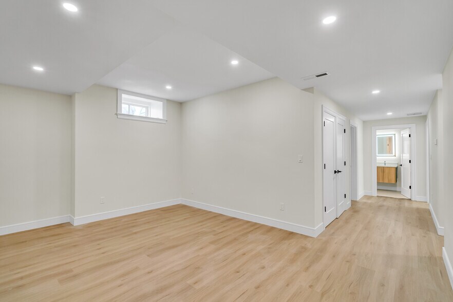 Building Photo - 77 Thorndike St