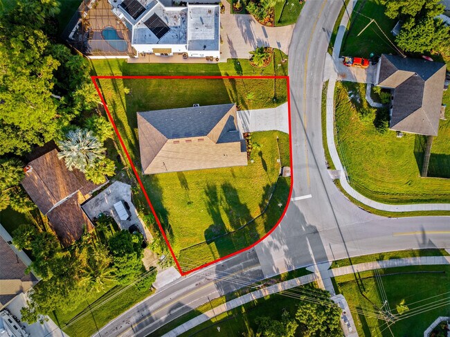 Building Photo - 1689 SW Abingdon Ave