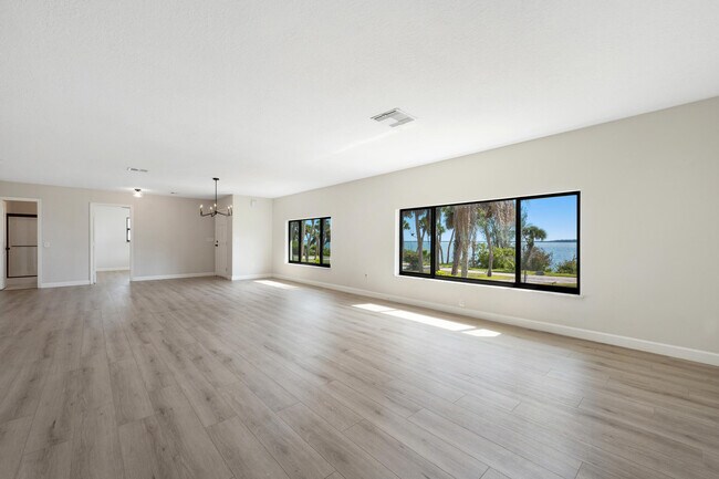 Building Photo - 4003 S Indian River Dr