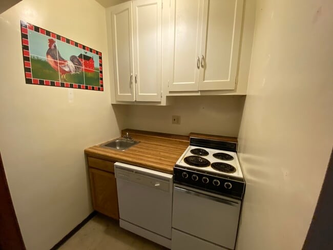 Building Photo - 616 South St