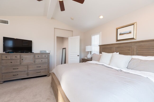 Building Photo - 2 Bed 2 Bath Condo (Avail. 12/1)