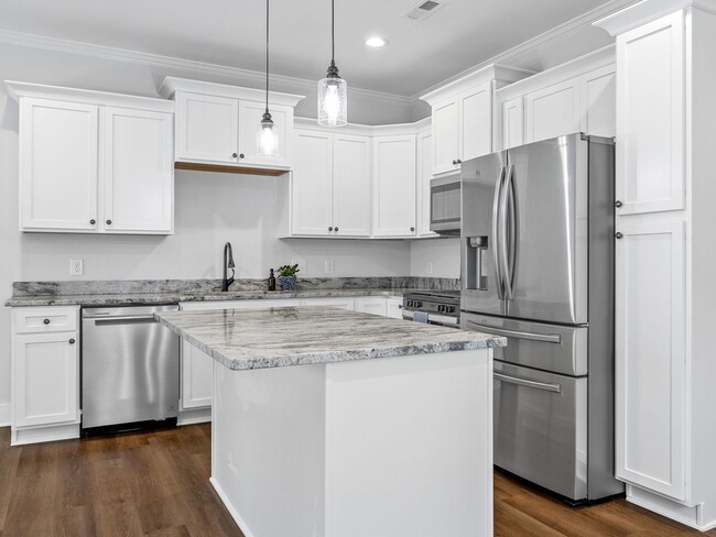 Building Photo - 3 Bed, 2.5 Bath - Lucky Penny End Unit