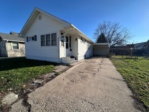 Building Photo - 2 Bedroom house with 1 car detached garage $825 per month