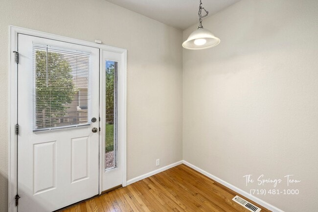 Building Photo - Charming 2-Bedroom Townhome in Central Col...