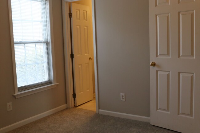 Building Photo - Rent Ready 2 Bed Suite Townhome, Private F...