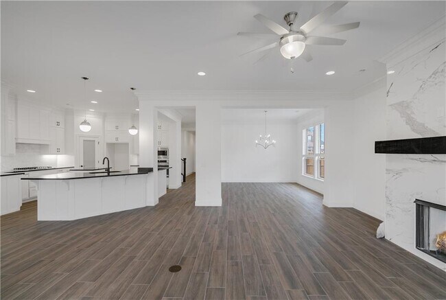 Building Photo - 1600 SW Montrose Ave