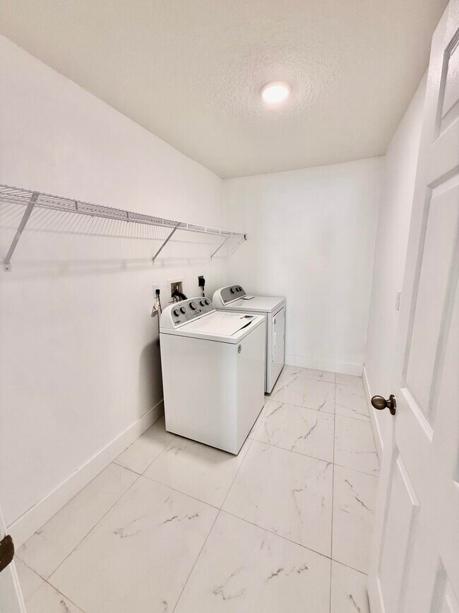 Building Photo - 205 SW Chelsea Terrace