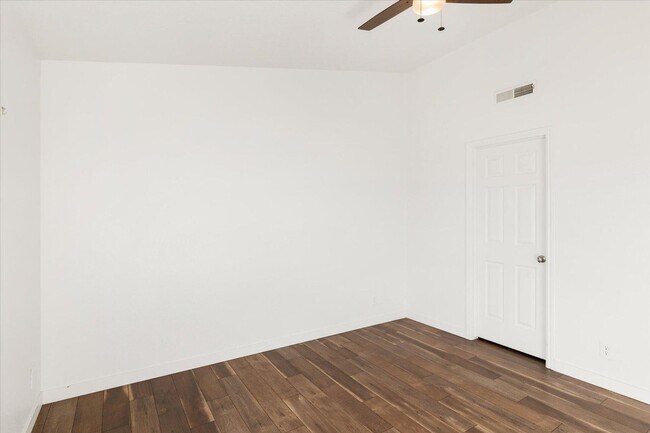 Building Photo - Recently Remodeled Condo with Spectacular Views – Utilities Included & Community Pool