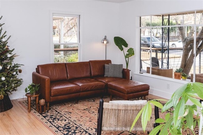 Building Photo - 2211 1/2 Pasadena Dr