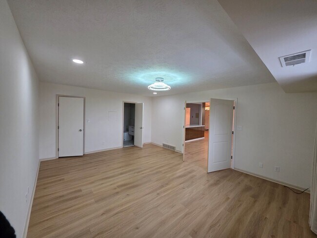 Building Photo - 612 Acacia Cir