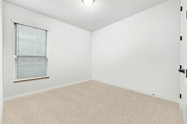 Building Photo - 204 Belford St