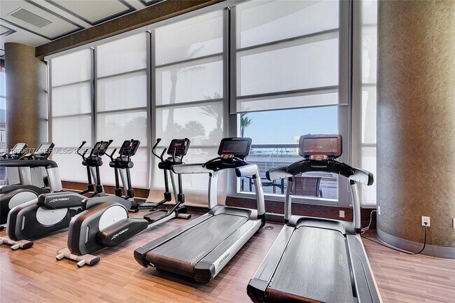 Building Photo - 3101 S Ocean Dr