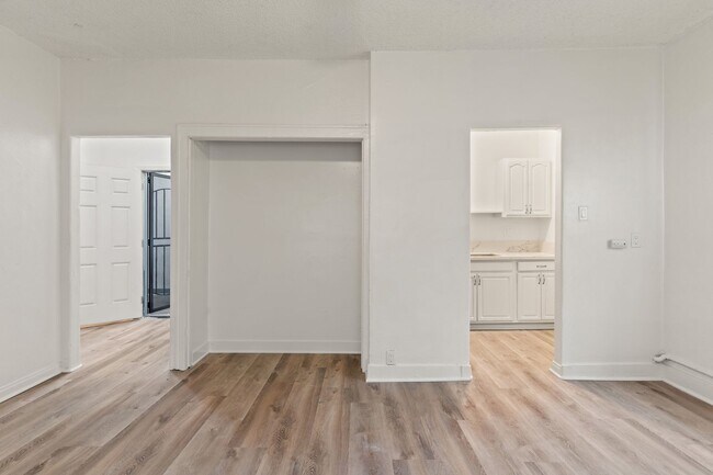 Interior Photo - 1424 Chestnut Avenue