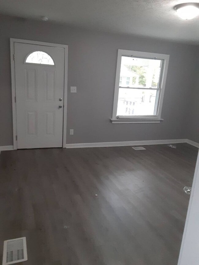 Building Photo - LEASING SPECIAL - MOVE IN BY 1/1/2026 AND RECEIVE 2ND MONTH OF RENT FREE Charming updated 2 br 1 ...