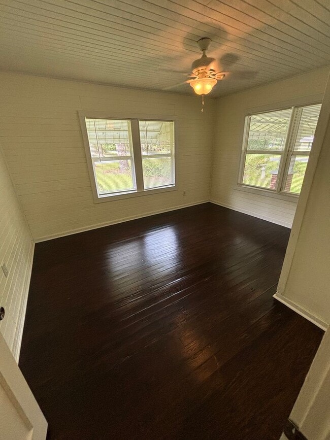 Building Photo - Charming 3 Bedroom Home with Rustic Farmho...