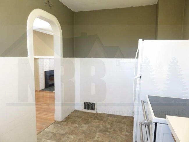 Building Photo - Stunning 2 bd 1 ba House with a basement a...