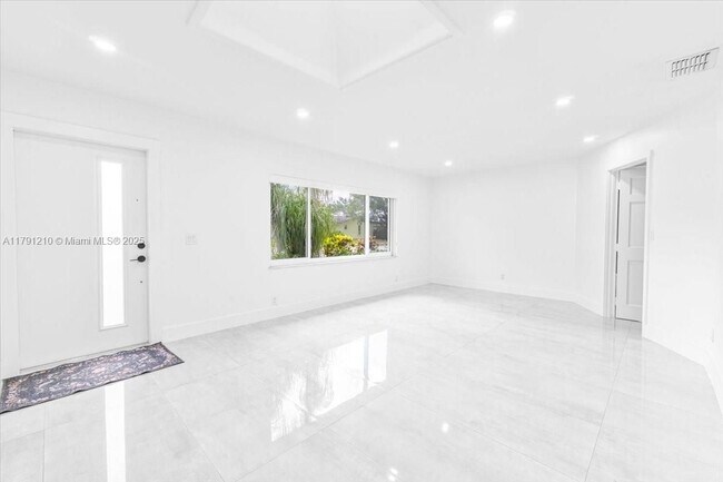 Building Photo - 5804 SW 116th Ave